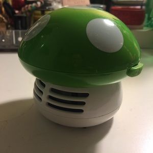 Green mushroom desktop cleaner